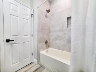 Gated 3BR 3BA Townhome Near Disney w Pool and Gym - Orlando - 3