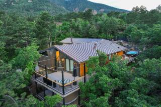 Broadmoor Bliss Waterfalls & Wildlife Spa Gym - 6