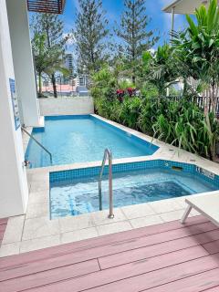 2 Bedroom Broadbeach Stay Walk to Beach - Gold Coast - 8