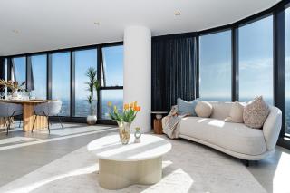 Executive Penthouse in Heart of Melbourne 3BR w Parking - 2