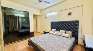 Spacious 3BHK Retreat with Sunset Balcony Views - Pune - 2