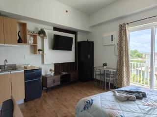 Cozy Staycation Near Cebu Airport with Pool & Gym , Free Wifi - Pusok - 2