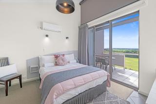 Luxurious 2-Bedroom Spa Apartment with Ocean Views - 9