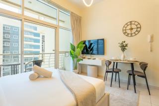 Studio with Balcony Facing the Community, Located Near Golf Clubs and Cricket Stadium, Royale Residence 1 , Dubai Sports City by Deluxe Holiday Homes - 8