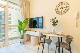 Studio with Balcony Facing the Community, Located Near Golf Clubs and Cricket Stadium, Royale Residence 1 , Dubai Sports City by Deluxe Holiday Homes - 4