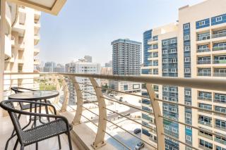 Studio with Balcony Facing the Community, Located Near Golf Clubs and Cricket Stadium, Royale Residence 1 , Dubai Sports City by Deluxe Holiday Homes - 2