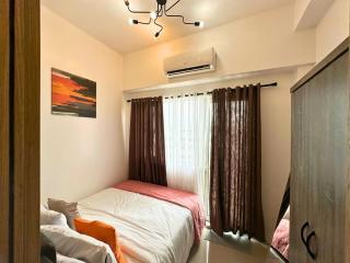 Cozy Luxe Stay 55 inch 4k Ultra TV and Amenity View - Manila - 8