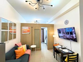 Cozy Luxe Stay 55 inch 4k Ultra TV and Amenity View - Manila - 7