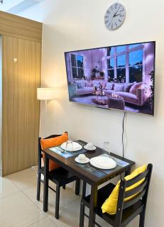 Cozy Luxe Stay 55 inch 4k Ultra TV and Amenity View - Manila - 6