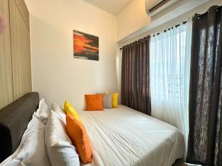 Cozy Luxe Stay 55 inch 4k Ultra TV and Amenity View - Manila - 1