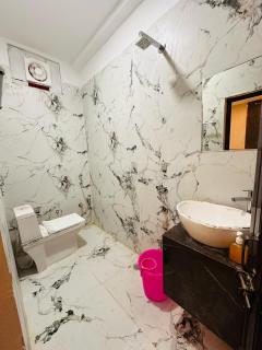 Hotel Airport Highway Suitable for Family and Business Travellers - Lucknow - 4