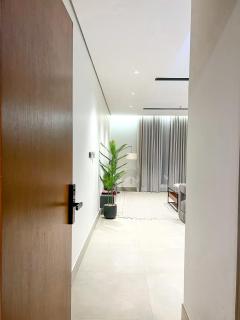 Stylish 3BR Apartment Perfect for Families - Riad - 9