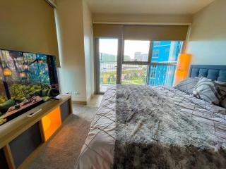 Sophisticated City Escape Steps from Solaire & City of Dreams - Manila - 1
