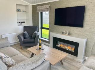 Beautiful Lodge with Hot tub - 6