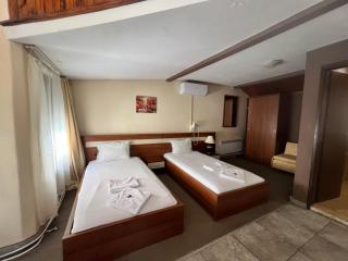 Family Hotel Square - 8