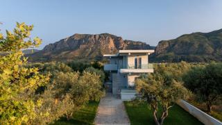Theosis Signature Suites - Diakopto - 5