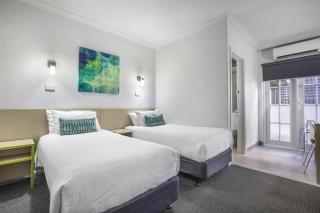 Nightcap at Skyways Hotel - Melbourne - 5