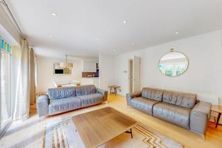 Lovely 3 Bed With Patio 5 Min Walk to Bus Stops - 2