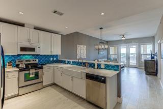 Chic 3BDR for 6 with Pool & Hot Tub Overlooks Marina - 6