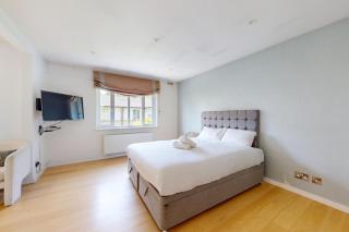 Lovely 3 Bed With Patio 5 Min Walk to Bus Stops - Londra - 8