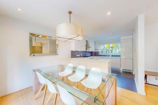 Lovely 3 Bed With Patio 5 Min Walk to Bus Stops - Londra - 1