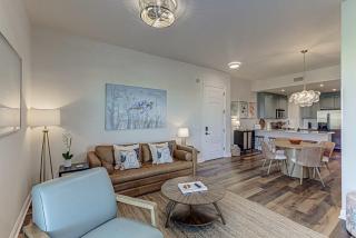 Waterfront Condo for 4 with Resort Pool & Lake View - Horseshoe Bay - 0