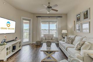 2BDR Condo for 4 with Pool Hot Tub & View of Marina - Horseshoe Bay - 0