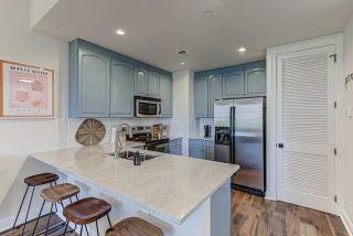 Waterfront Condo for 4 with Resort Pool & Lake View - Horseshoe Bay - 5