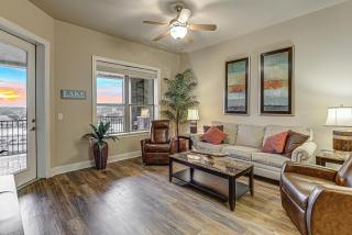 Chic 2BD with Balcony Pool Hot Tub & Marina Views - Horseshoe Bay - 0
