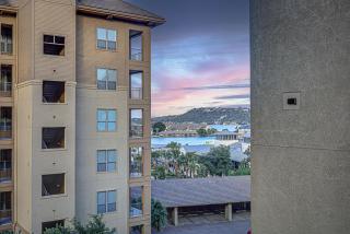 Chic 2BD with Balcony Pool Hot Tub & Marina Views - 5