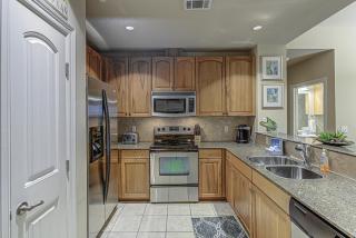 Chic 2BD with Balcony Pool Hot Tub & Marina Views - Horseshoe Bay - 3