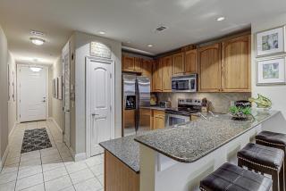 Chic 2BD with Balcony Pool Hot Tub & Marina Views - Horseshoe Bay - 1