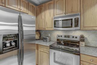 Chic 2BD with Balcony Pool Hot Tub & Marina Views - Horseshoe Bay - 2