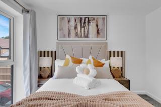 Stylish New 3Bed House - Greenhithe - 2