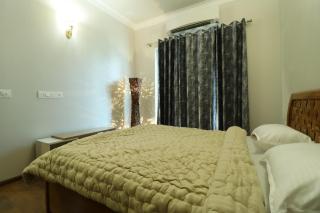 Central Park 2BR Apt Near Gurugram Wid pool Access - Sohna - 1