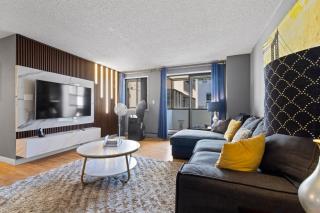 Modern 2 bedroom next to Stampede, 17th w Parking - Calgary - 0