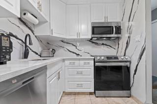 Modern 2 bedroom next to Stampede, 17th w Parking - Calgary - 8