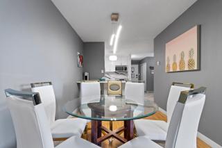Modern 2 bedroom next to Stampede, 17th w Parking - Calgary - 7