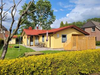Kinderfreundliches 6 Personen Ferienhaus mit zwei Duschen und Toiletten, Sauna, Whirlpool und einem Wintergarten mit Kaminofen in Otterndorf - 0