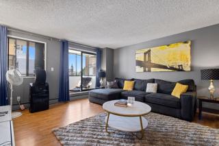 Modern 2 bedroom next to Stampede, 17th w Parking - Calgary - 5