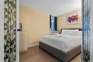 Modern 2 bedroom next to Stampede, 17th w Parking - Calgary - 3