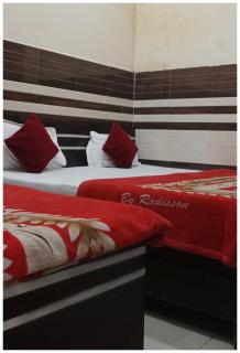 VRINDAVAN HOTEL GAYATRI DHAM PALACE Near Temple - Fully Air Conditioned Hotel - Wi-fi #Free Parking #Room Service - A Premium Hotel At Best Location - 1