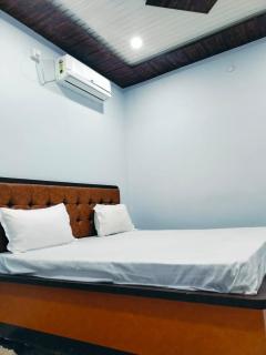 The Puranjay Hotel - Jāmb - 3