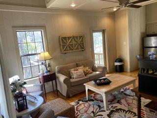 Elevate Your Holidays: Glamping at Cypress Creek Cottage, Texas' Hidden Gem - Wimberley - 5