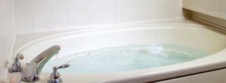 Romantic Couples' Getaway with Jacuzzi Bathtub in Mad River Valley, Vermont - Warren - 2