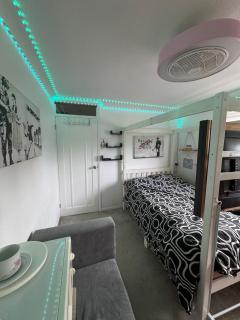 Room 3 minute drive from Luton Airport - 6