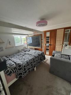 Room 3 minute drive from Luton Airport - 8