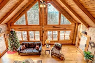 Secluded Mountain Cabin close to Helen, Georgia, Perfect for a Family Getaway - 3