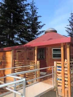 Unique Yurt Rental with a Hot Tub in White Salmon, Washington - Snowden - 0