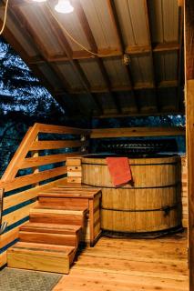 Unique Yurt Rental with a Hot Tub in White Salmon, Washington - Snowden - 3
